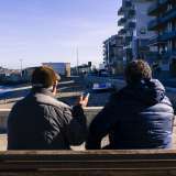 I due signori continuano a parlare del loro quartiere
